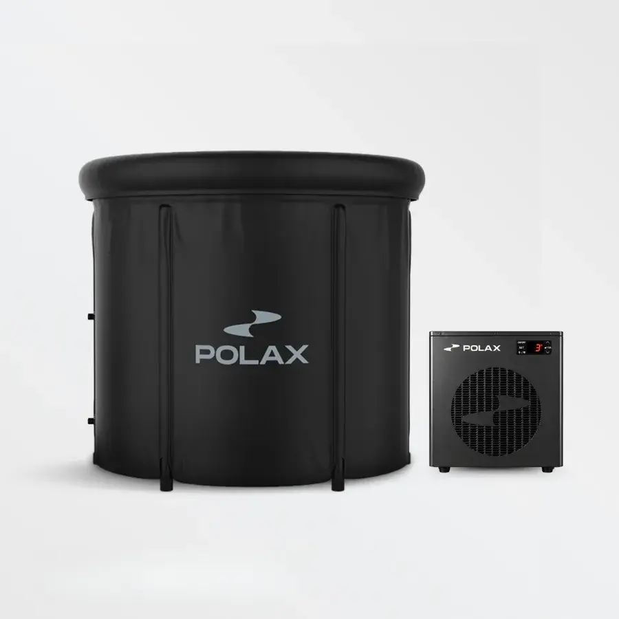 Sort cylinderformet Polax Air Deluxe isbad ved siden af en lille sort køler