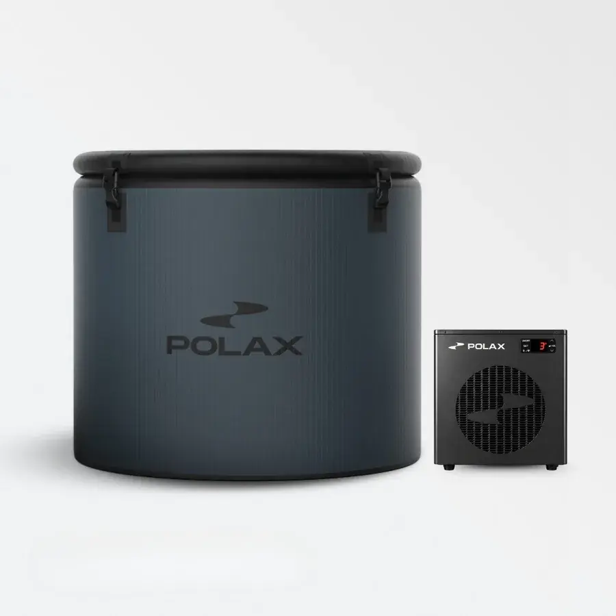 Gråt cylinderformet Polax Air Plus isbad ved siden af en lille sort køler